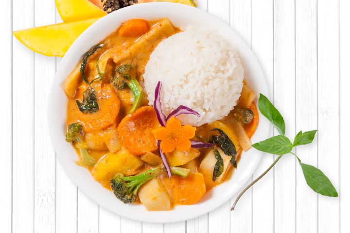 Rotes Curry mit frischem Gemüse und Ananas - My Thai