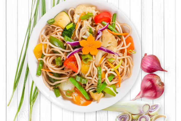 Gebratene Mie-Nudeln in Sojasauce mit Gemüsestreifen - My Thai