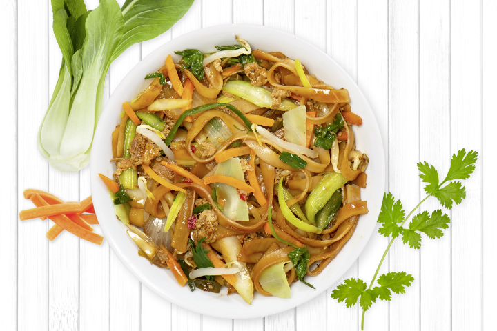 Gebratene Reisnudeln in Sojasauce mit Eiern und frischem Gemüse - My Thai