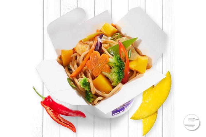 Gebratene Mie-Nudeln in süss - scharfer Sauce mit Mango und Gemüse - My Thai