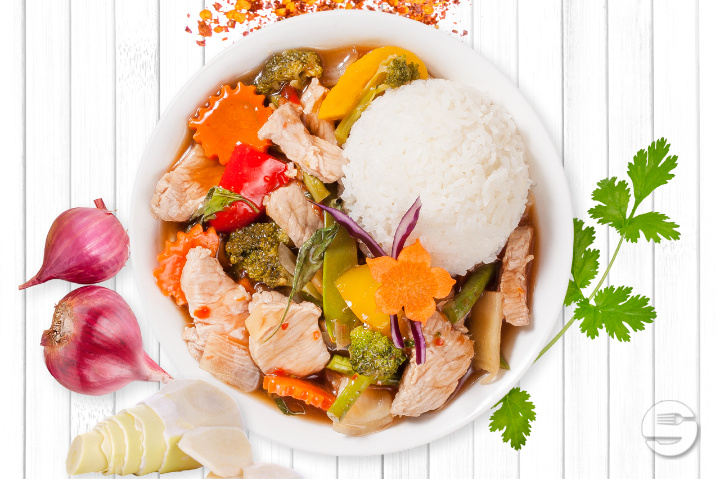 Gebratene Pouletstreifen "Nam Prik Pau" mit Karotten, Zwiebeln und Peperoni - My Thai