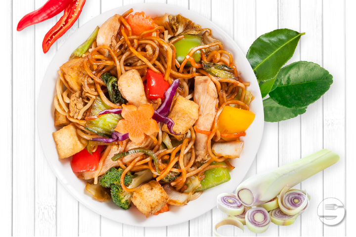 Gebratene Mie-Nudeln in Sojasauce mit Pouletsteifen - My Thai