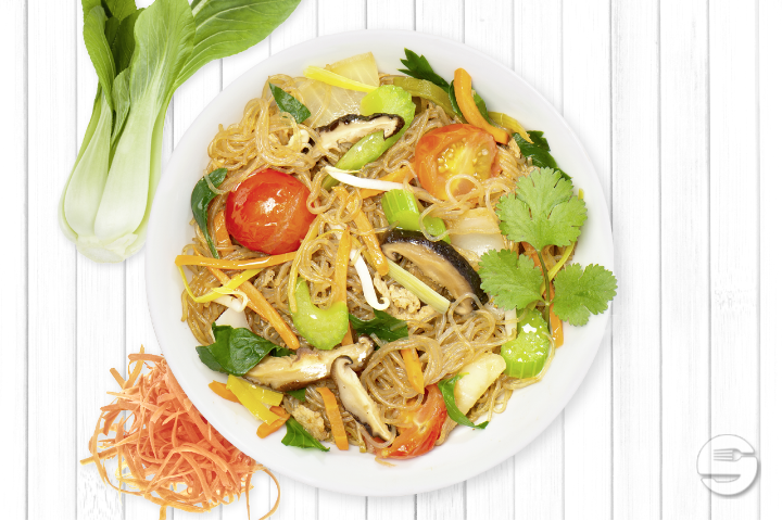 Gebratene Glasnudeln mit Poulet, Eier und knackigem Gemüse - My Thai