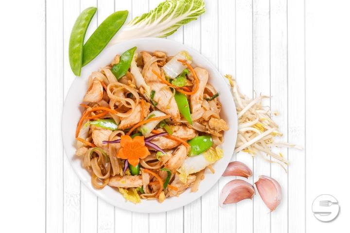 Gebratene Reisnudeln mit Eier, frischem Gemüse und Pouletstreifen - My Thai