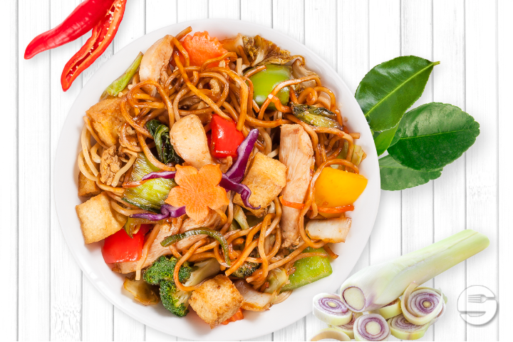 Gebratene Nudeln mit Poulet, Krachay, Chili und Limonenblätter - My Thai