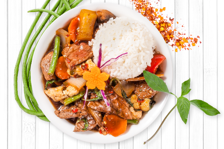 Gebratenes Rindfleisch in rotem Curry und Gemüse - My Thai