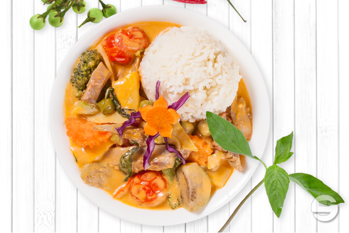 Rotes Curry mit Gemüse und Entenstreifen - My Thai