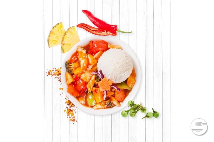 Gebratene Pangasiuswürfel mit rotem Curry und frischem Gemüse - My Thai