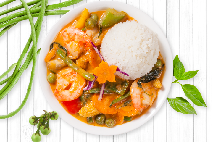 Rotes Curry mit Gemüse und gebratenen Crevetten - My Thai