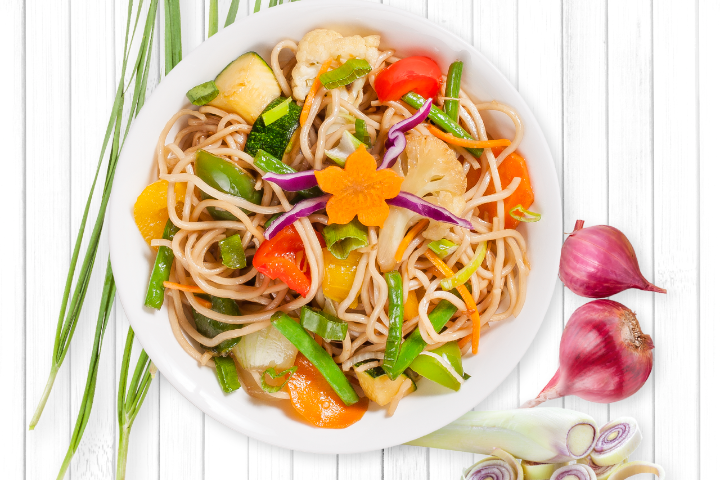 Gebratene Mie-Nudeln mit Crevetten, Eier und knackigem Gemüse an Teriyakisauce - My Thai