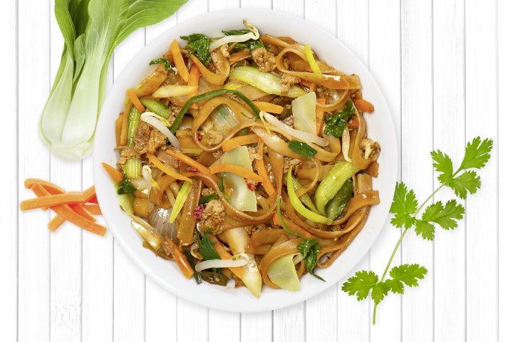 Gebratene Reisnudeln mit Eier, frischem Gemüse und Crevetten - My Thai