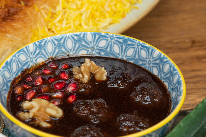 Fesenjun mit Pouletbrustfilet - NUUH Persian Cooking