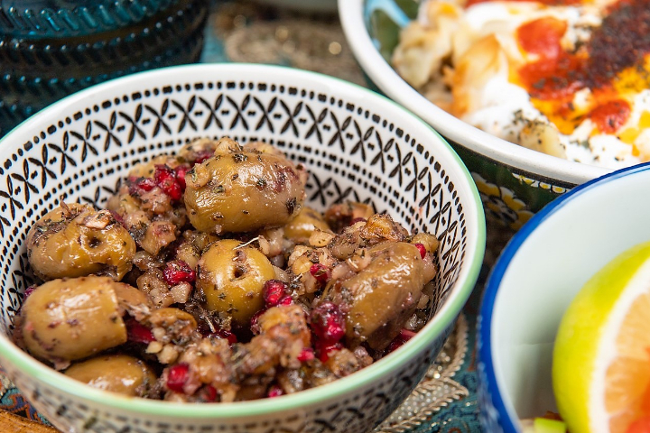 In Granatapfelsaft eingelegte grüne Oliven / Zeytun Parvarde (Vegan) - NUUH Persian Cooking