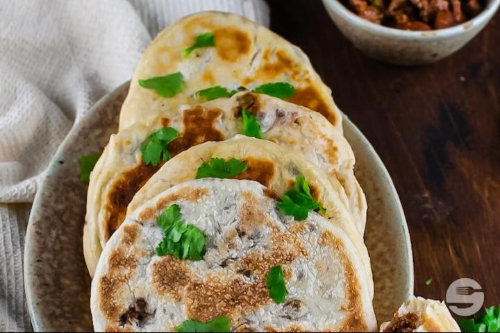 Naan with Minced Meat - Restaurant Mahi