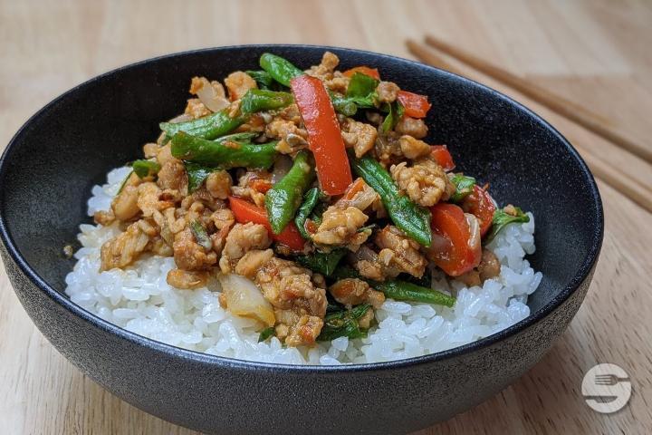 Stir-Fried Chicken with Thai Basil - Tamnanthai