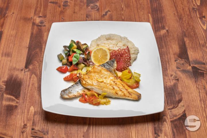 Filetto di Branzino in Salsa ai Porri e Pomodorini - La Piazza