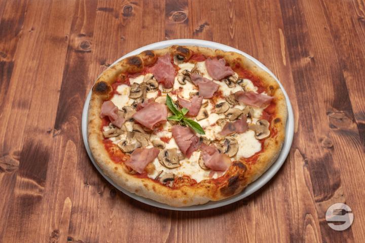 Pizza Prosciutto e Funghi - La Piazza