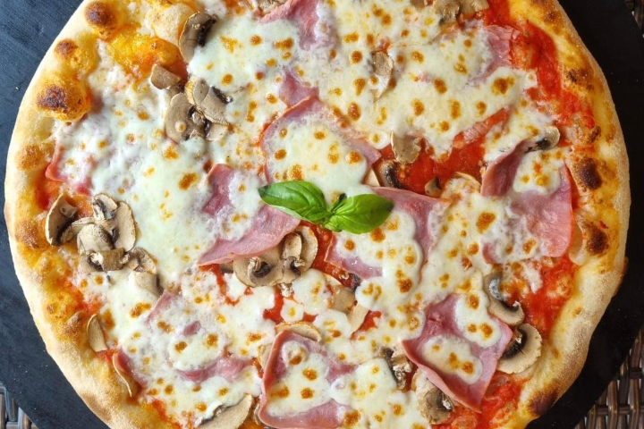 Pizza Prosciutto e Formaggi - Casa Fenicia