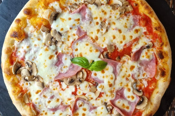 Pizza Prosciutto e Funghi - Casa Fenicia