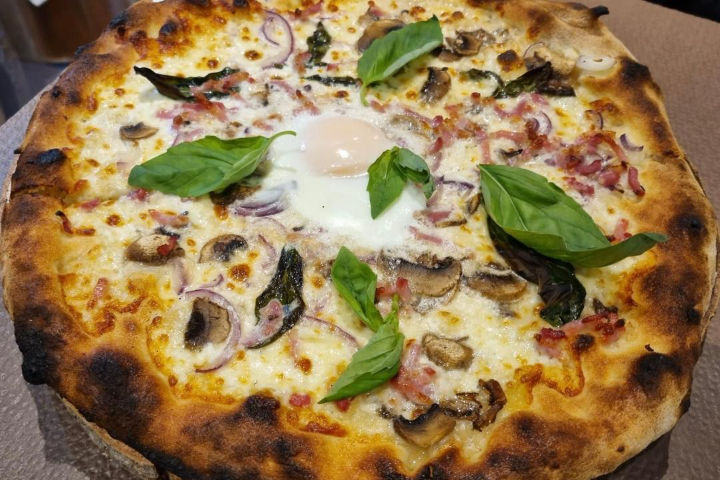 Pizza Carbonara - Casa Fenicia