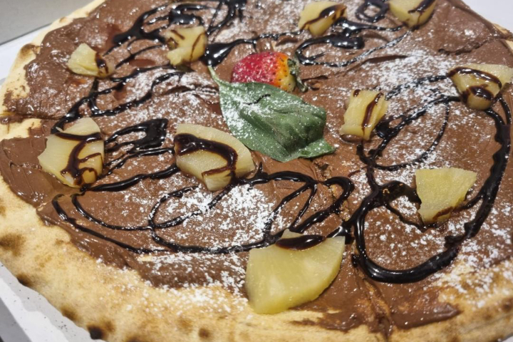 Pizza with Nutella and Pineapple - Casa Fenicia
