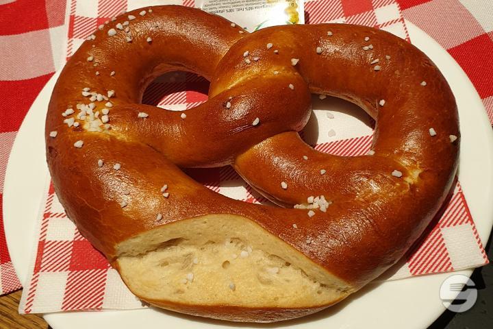 Brezel mit Butter - Bierhalle Wolf