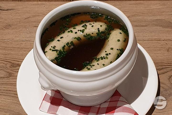 Leberknödelsuppe mit Schnittlauch - Bierhalle Wolf