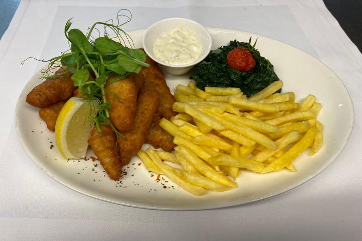 Pouletflügeli mit Pommes Frites - Löwen Weiningen