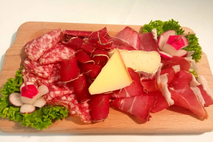Cutting Salami & Cheese - Ristorante Corona