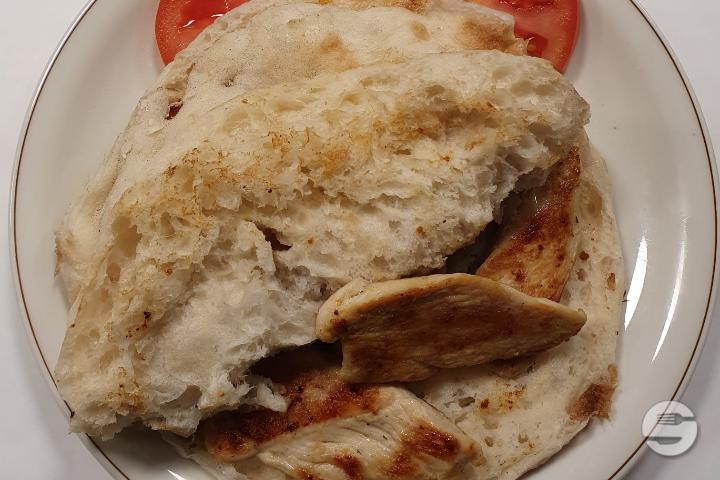 Filet de Poulet dans le Pain avec Sauce - Nafaka Grill