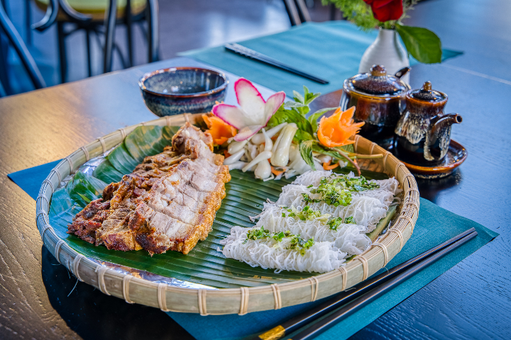 Knuspriger Schweinebauch mit dünnen Reisnudeln - La Lup - Asian Kitchen