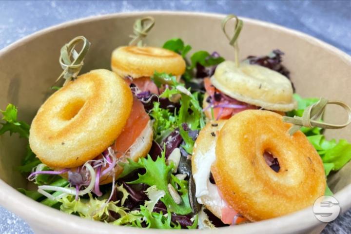 Mini Bagel with Smoked Salmon and Fresh Cheese - Tapas Faim
