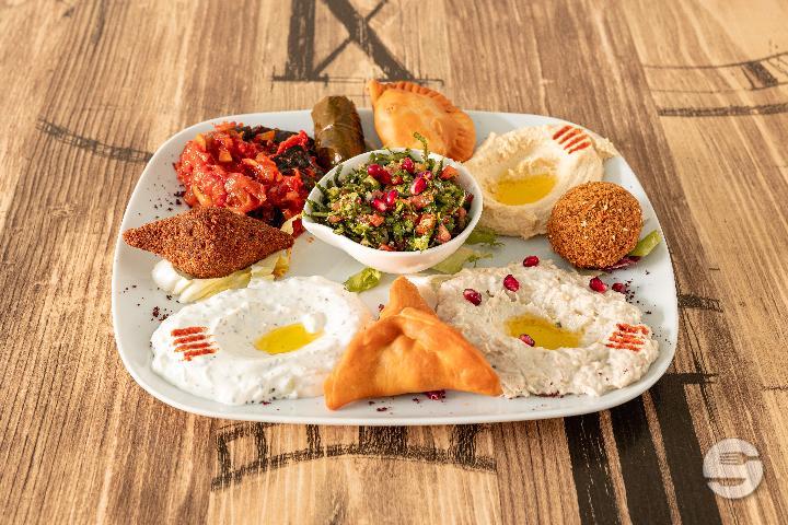Mezze Plate - Fleurs de Beyrouth