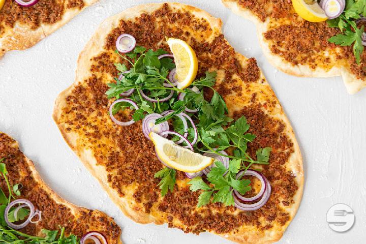 Lahmacun avec Salade - Seven Kebab
