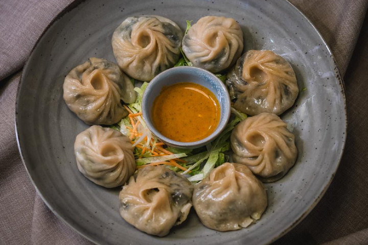 Momos mit Spinat und Käse - Momo Corner Bern