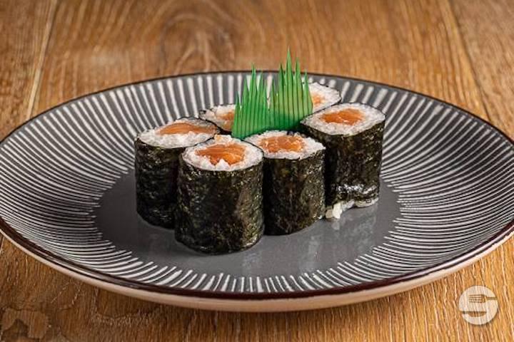 35. Maki Salmon - Yummy Sushi