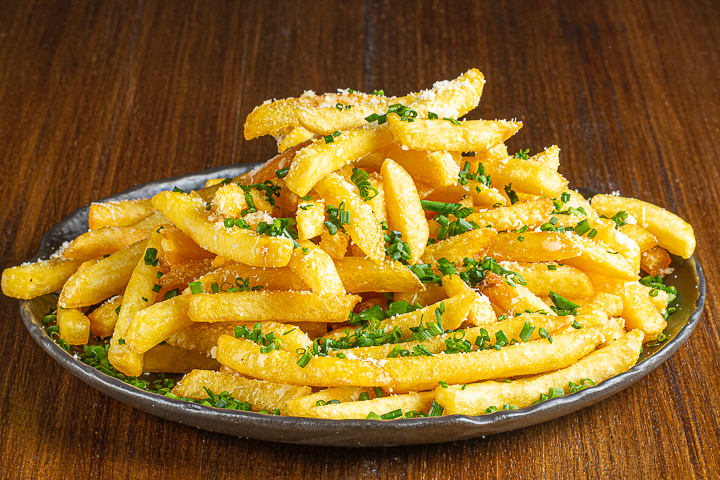Frites à arome de huile de truffes et au grana padano râpé - Blaqk Business