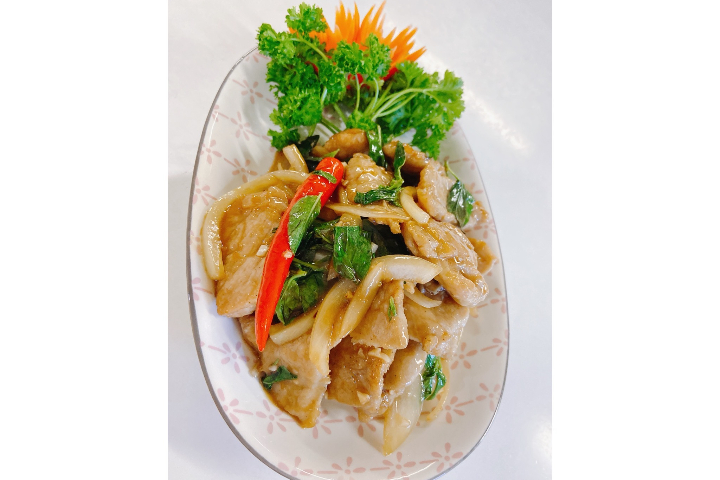 245. Stir-Fried Pork with Basil - Hong Sheng Thaï