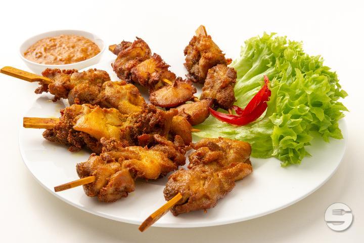 241. 6 Chicken Skewers with Satay Sauce - Saveurs d'Ailleurs