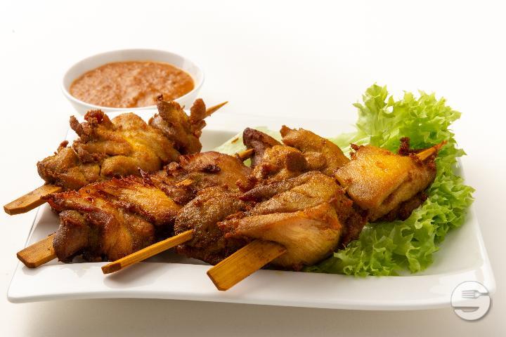 110. 4 Chicken Skewers with Satay Sauce - Saveurs d'Ailleurs