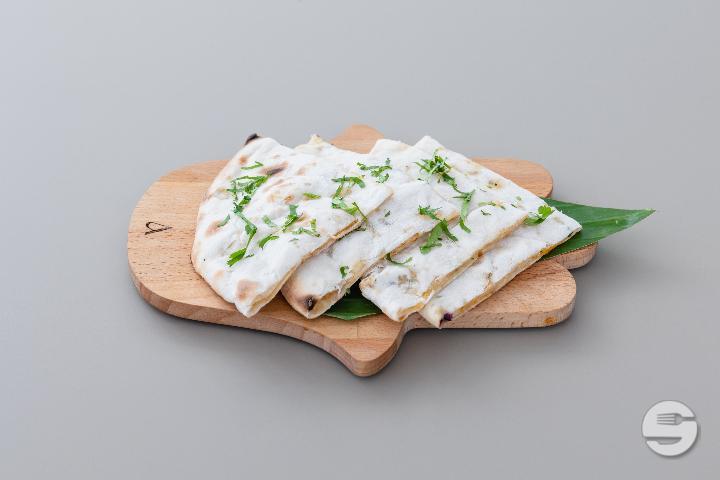 Naan au Gruyère Suisse et Mozzarella Épicée - Attar