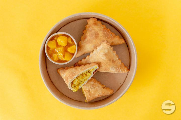 Samosas with apricot-mango chutney - taste that! by tibits