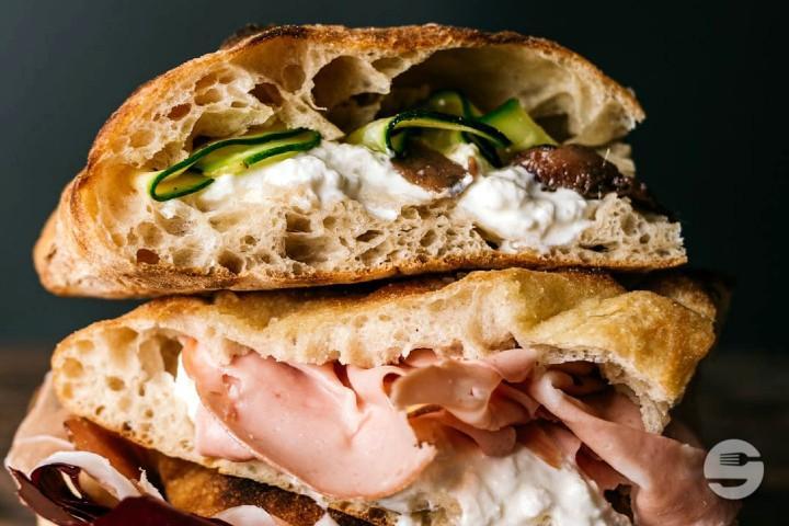 Focaccia Crudo e mozzarella - Desk Food
