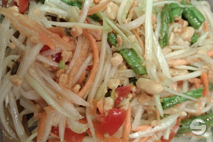 Spicy Papaya Salad in Som Tam Thaï Style - Thaï Artisans