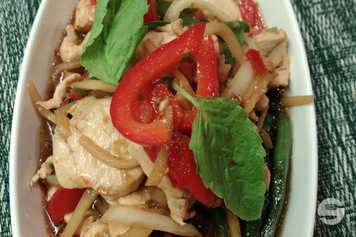 Stir-Fried Chicken or Pork with Fresh Chilies and Basil Leaves - Thaï Artisans