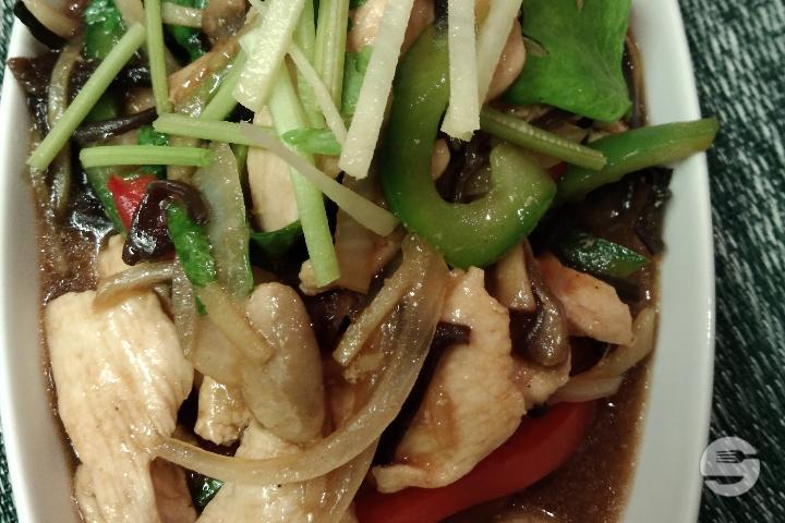 Stir-Fried Chicken or Pork with Ginger and Mushrooms - Thaï Artisans