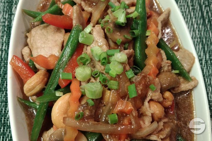 Stir-Fried Chicken or Pork with Cashew Nuts and Onions - Thaï Artisans