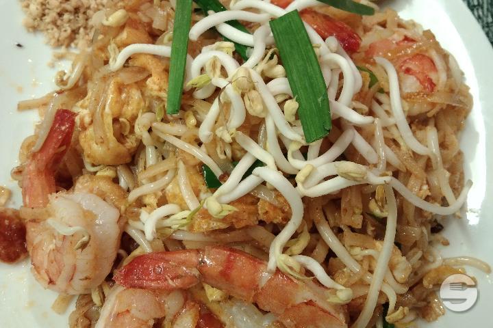 Stir-Fried Rice Noodles with Shrimps or Chicken in Thai Style - Thaï Artisans