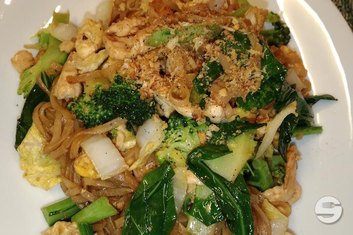 Stir-Fried Rice Noodles with Beef or Pork or Chicken Pad Sea Ew - Thaï Artisans
