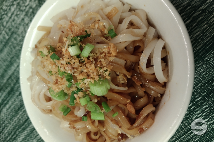 Stir-Fried Rice Noodles with Garlic and Chive - Thaï Artisans